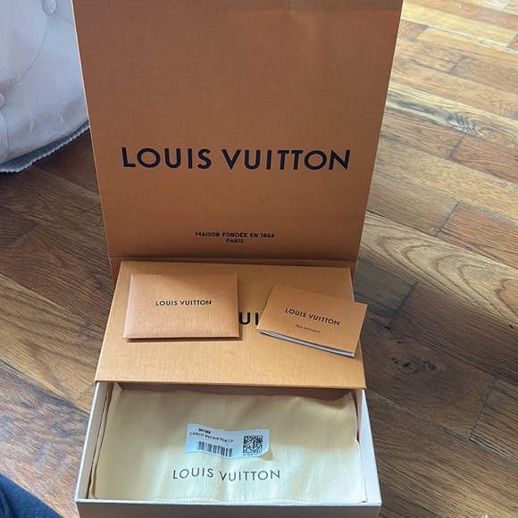 100% authentic Louis Vuitton Envelope Special Collection Wallet - Picture 8 of 8